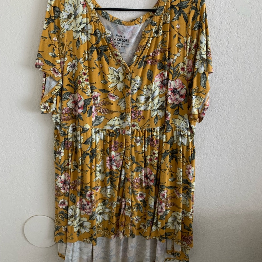 Torrid Hi Low super soft babydoll top size 4 yellow floral